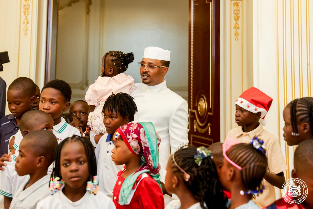 Noël 2025 : le Président Mahamat Idriss Déby Itno partage un moment de joie avec des orphelins