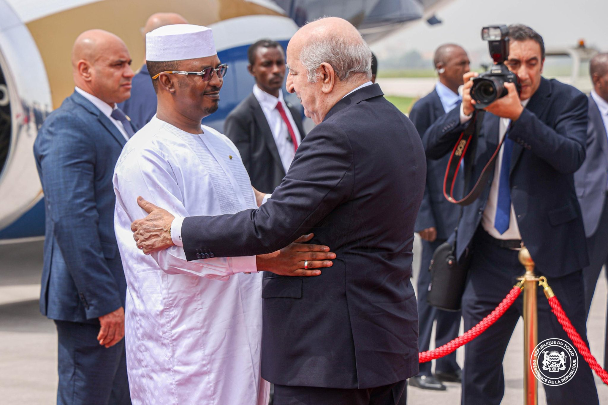 Visite d’État : le Maréchal Mahamat Idriss Déby Itno accueilli en grande pompe en Algérie