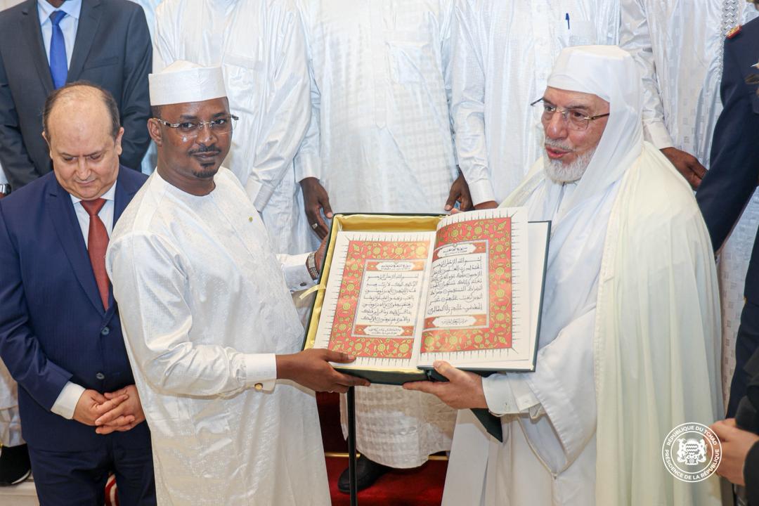 Fin de visite d’État : le Président Mahamat Idriss Déby Itno se recueille à la Grande Mosquée d’Alger